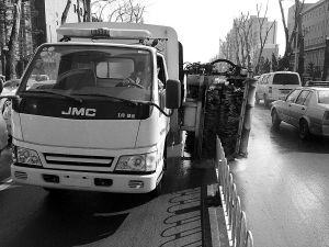 正在作業(yè)的護(hù)欄清洗車