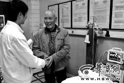 昨日中午，聞?dòng)嵹s來(lái)醫(yī)院的保潔員的丈夫緊握王飛的手表示感謝 華商報(bào)記者 閆文青 攝