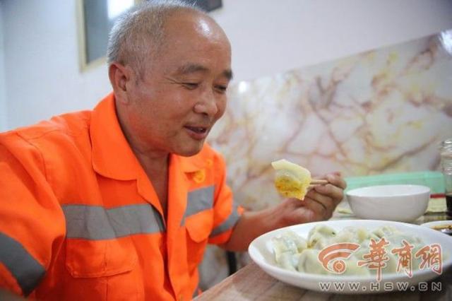保潔員的兒子開餃子館 邀請200名保潔員免費吃