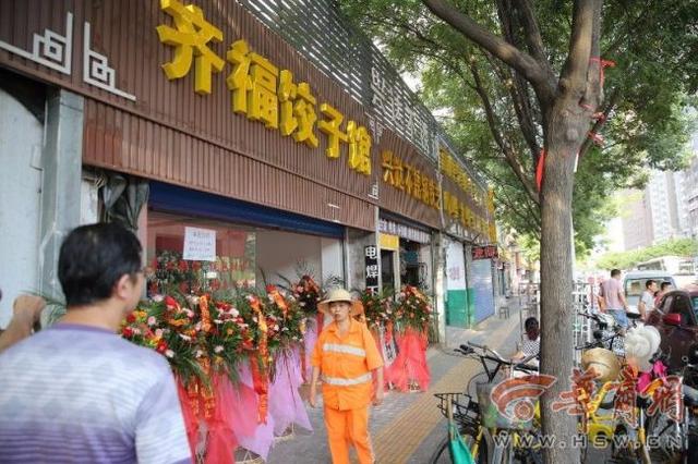 保潔員的兒子開餃子館 邀請200名保潔員免費吃