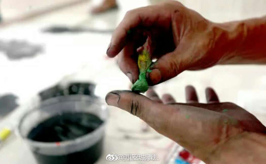 西安驚現“掃地僧” 34年創作上萬幅“手指畫”