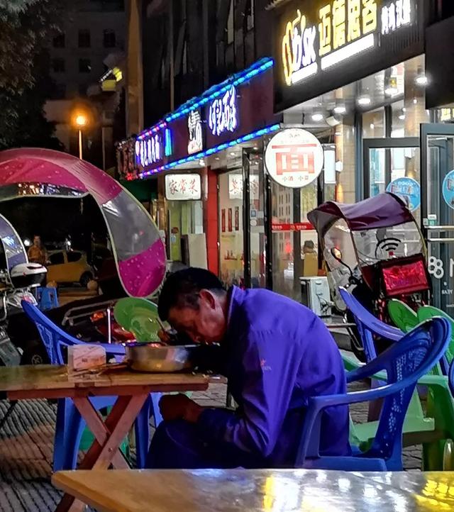 廣元暖新聞丨保潔大爺夜里吃飯時(shí)睡著,鄰桌陌生女士為他買(mǎi)單!