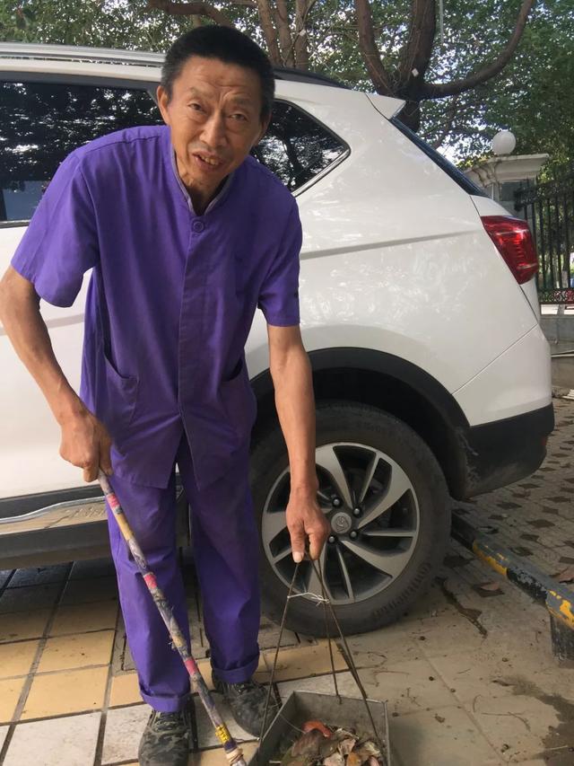 廣元暖新聞丨保潔大爺夜里吃飯時(shí)睡著,鄰桌陌生女士為他買(mǎi)單!