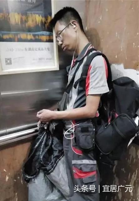 廣元暖新聞丨保潔大爺夜里吃飯時(shí)睡著,鄰桌陌生女士為他買(mǎi)單!