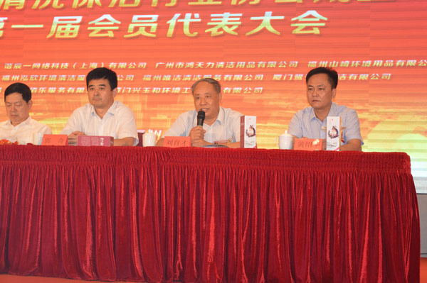 中國商業(yè)企業(yè)管理協(xié)會清潔服務商專業(yè)委員會會長劉育才先生致詞